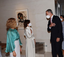 Sus Majestades los Reyes y Sus Altezas Reales la Princesa de Asturias y de Girona y la Infanta Doña Sofía reciben el saludo de las autoridades que les